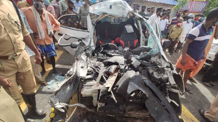 kollam ksrtc bus car accident two died