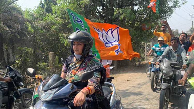 Smriti Irani riding scooter in Baruipur Sonarpur area