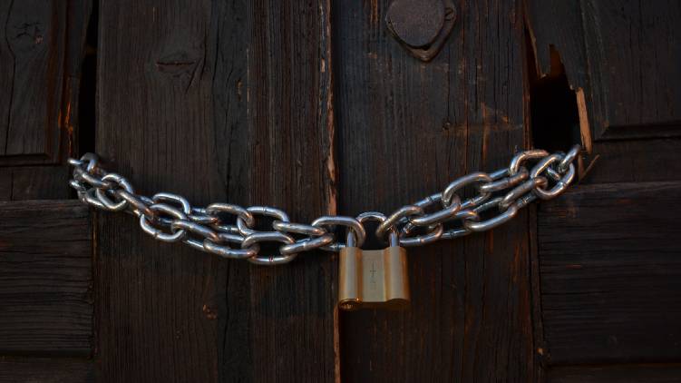 365 shops closed in saudi