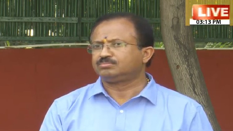 Pinarayi Vijaya resign Muraleedharan