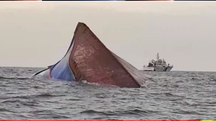 Boat wrecks Rescue crisis