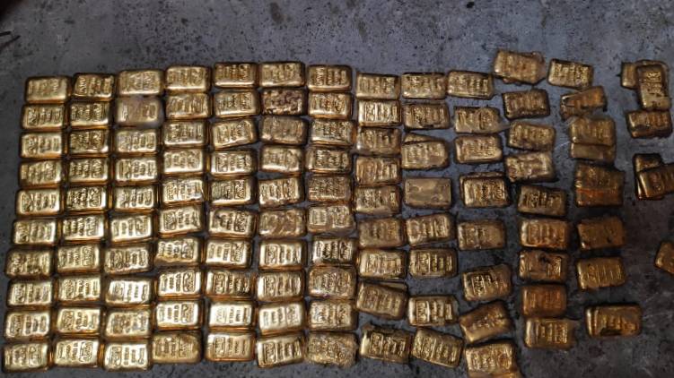 gold smuggling through port 4 arrested