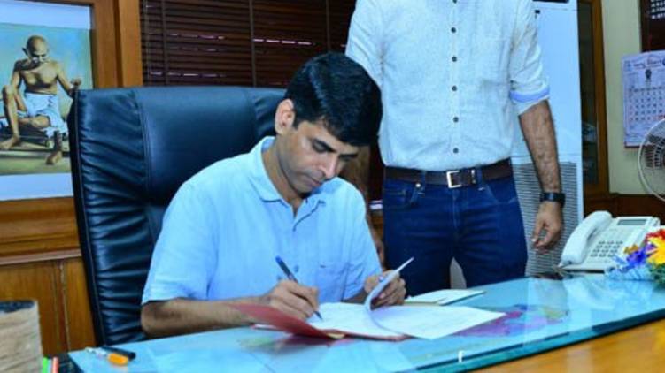 kannur district collector calls for peace talks