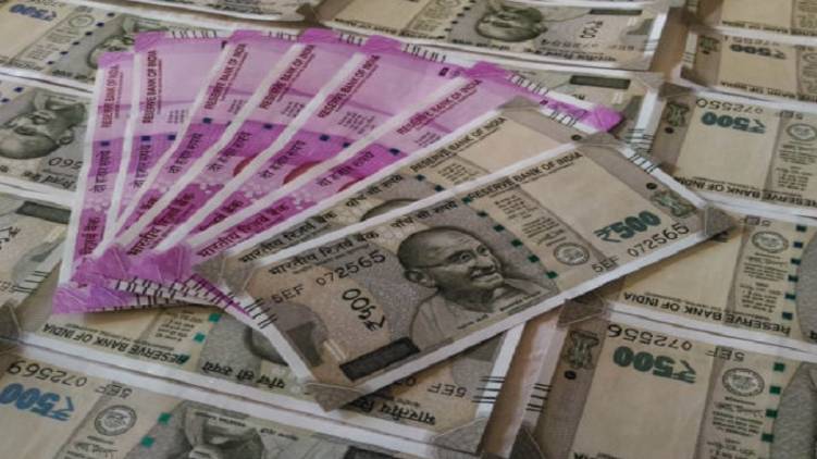 man disguised as panthalam royal member robbed crores