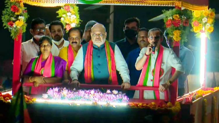 rahul gandhi coming to wayanad like trip says amit shah