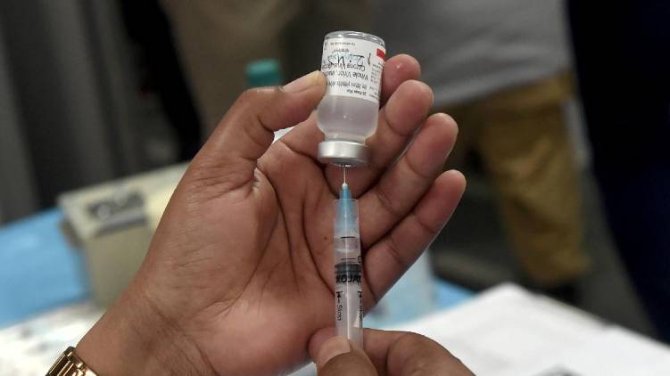 vaccinated people immune to covid third wave says kerala cm