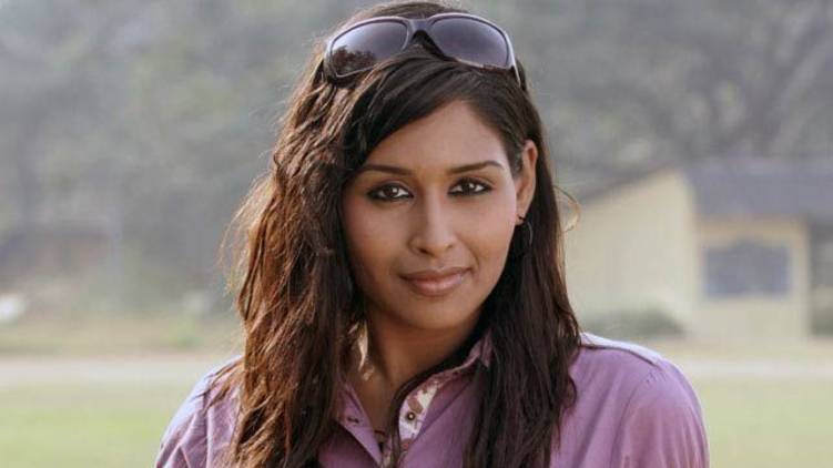 actress leena maria paul gets notice on kochi beauty parlor firing