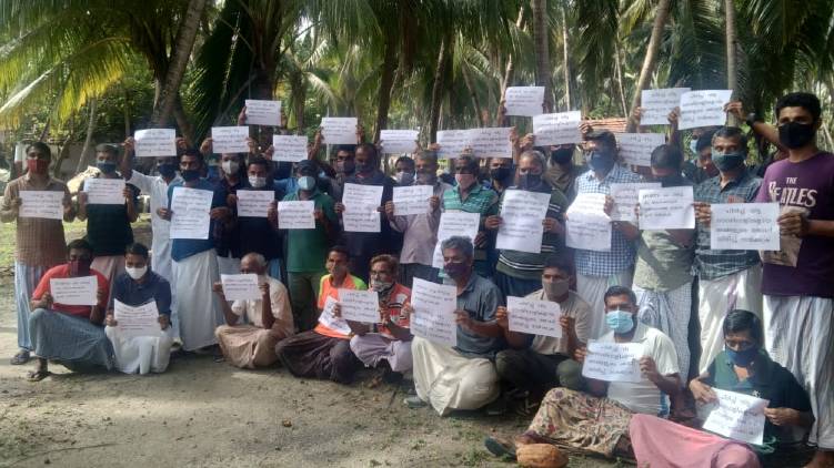 lakshadweep people protest against terminating contract employees