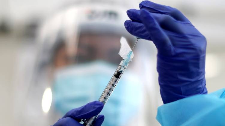 state decides to give vaccine to all above 18 years