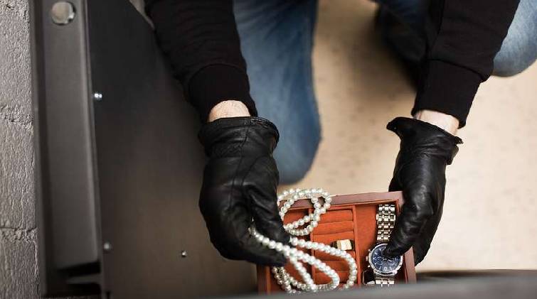 Theft by tying up employees at jewelery shop 15 kg silver stolen kasargod