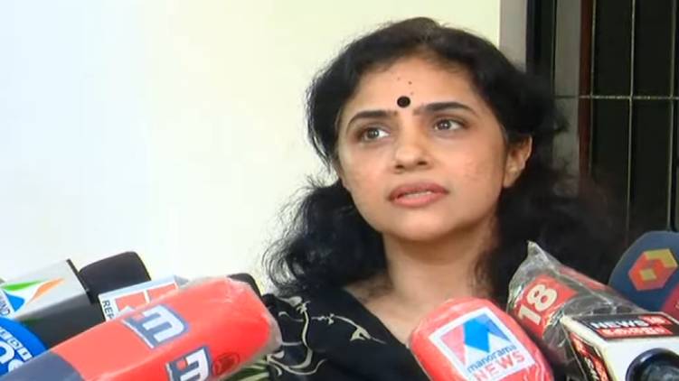 methil devika divorce