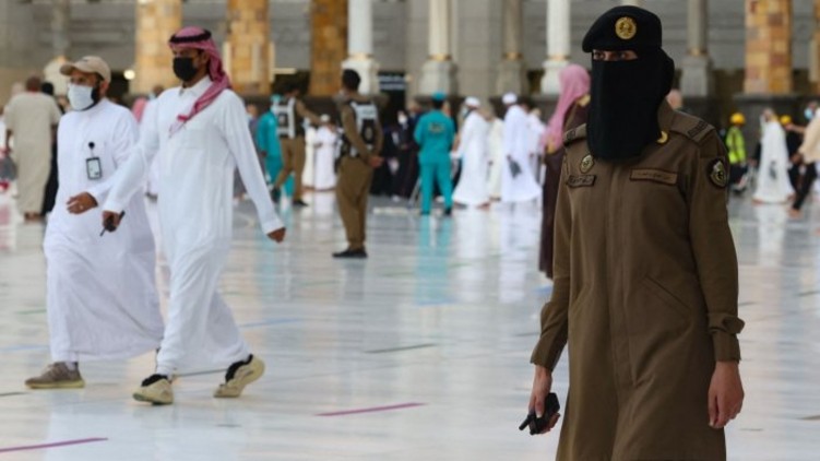 Saudi women stand guard in Mecca during haj