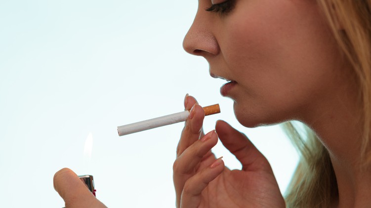 women smoke cigarettes-quitting smoking is more difficult for women
