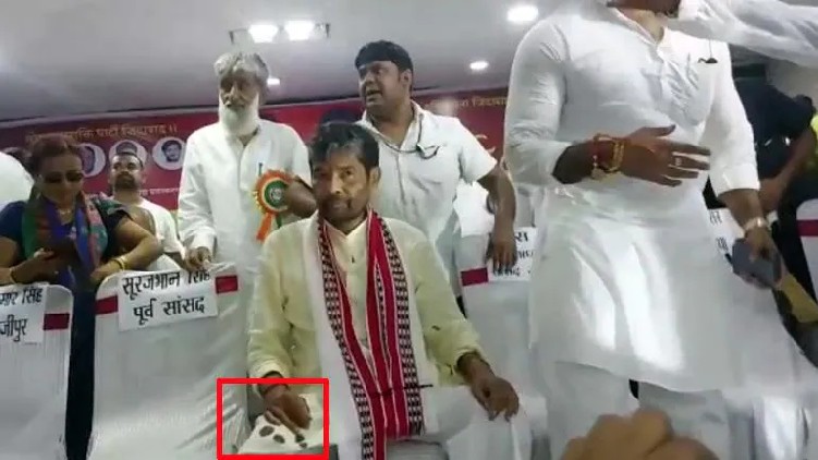 Ink thrown at Union Minister