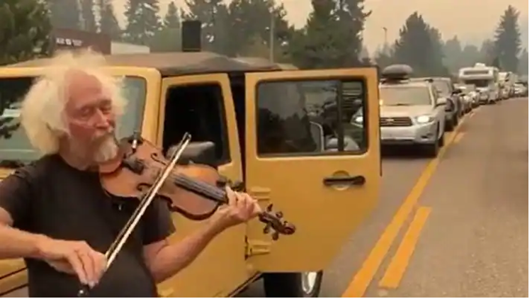 Man plays violin Viral