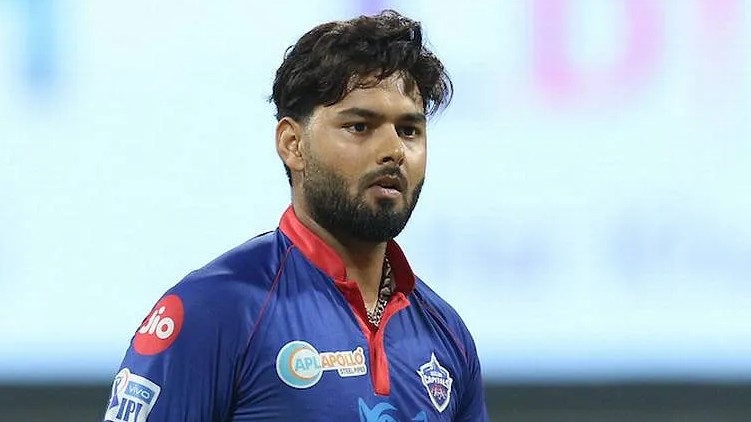 Win Trophy Rishabh Pant