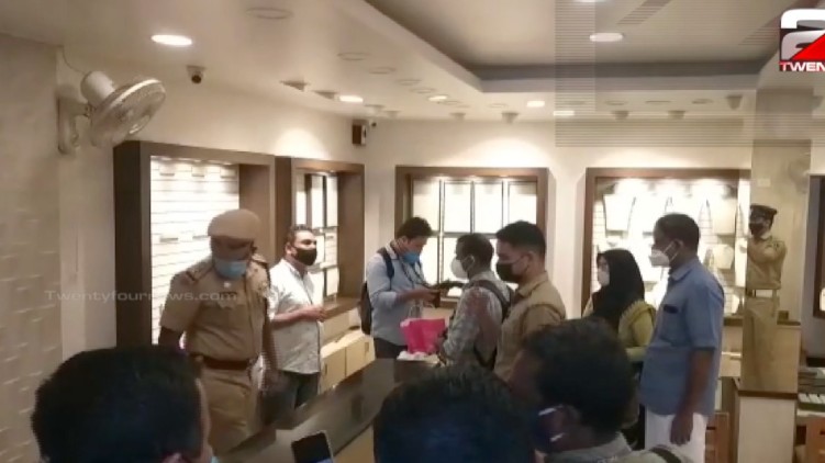 Gold palace jewelry Police raid