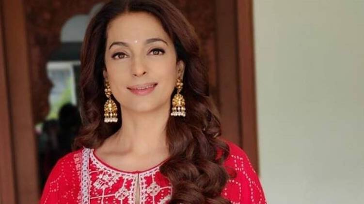 Juhi Chawla Signs bail bond for aryan