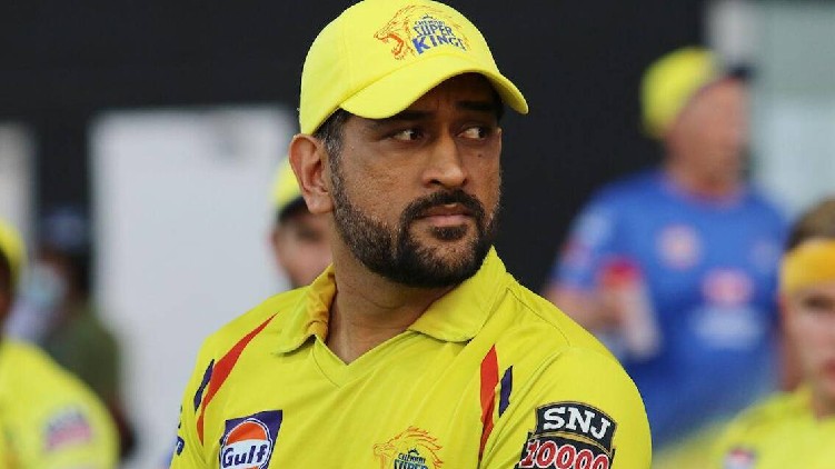 batters failed accelerate Dhoni
