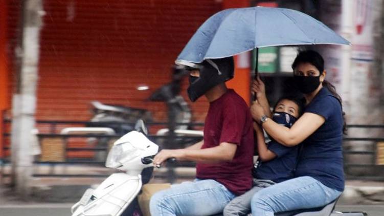 no umbrella during two wheeler ride