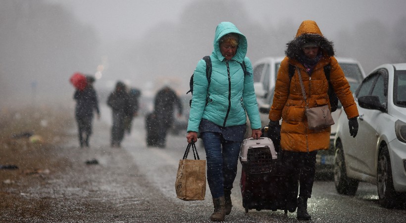 russia attack ukraine fleeing