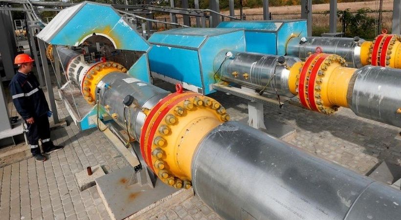 Canada bans crude oil imports from Russia