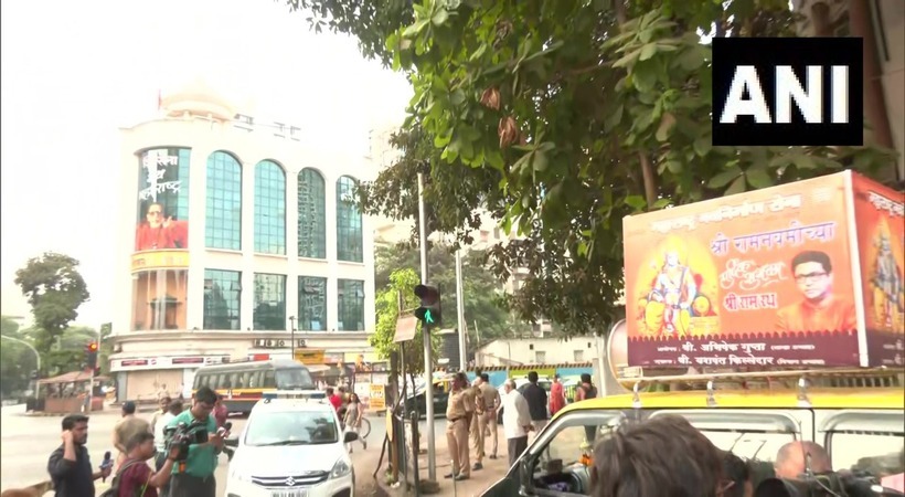 Hanuman Chalisa Outside Shiv Sena HQ