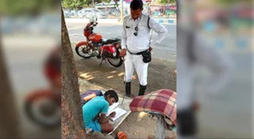 Policeman in Kolkata teaches 8-year-old while managing traffic