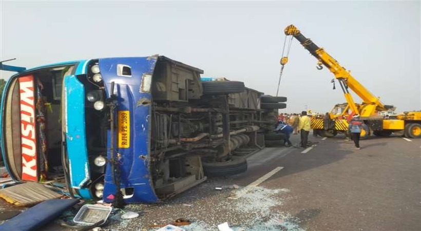 3 Killed 25 Severely Injured As Bus Overturns On Lucknow-Agra Expressway