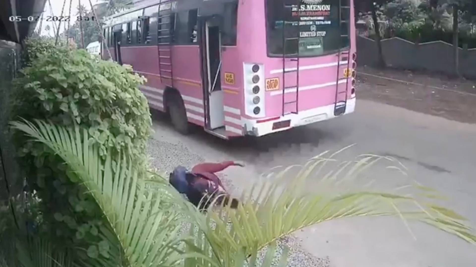 woman fell from irinjalakuda bus
