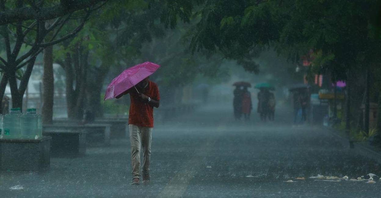 heavy rain in kerala and delhi