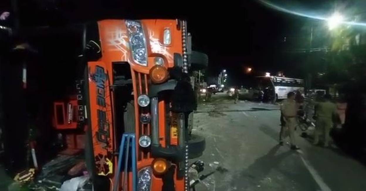 kozhikode tourist busses collide