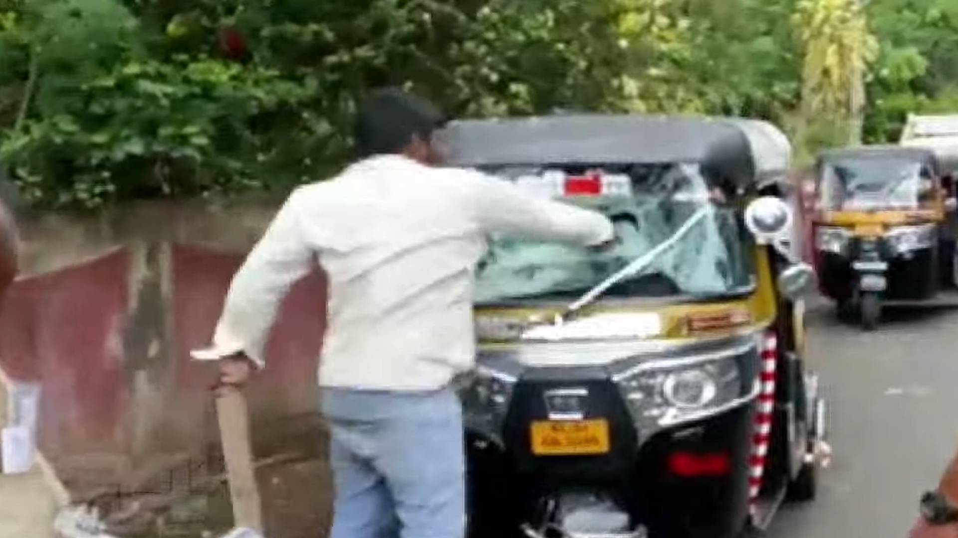 parasala auto rikshaw attacked