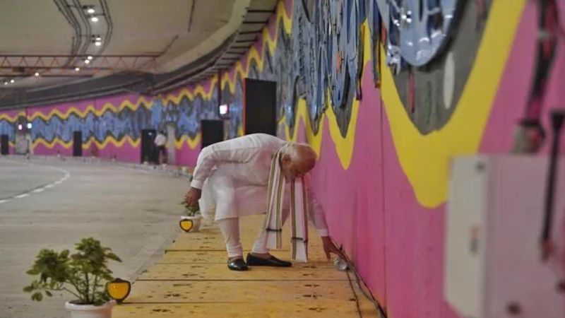 narendra modi cleaning tunnel road