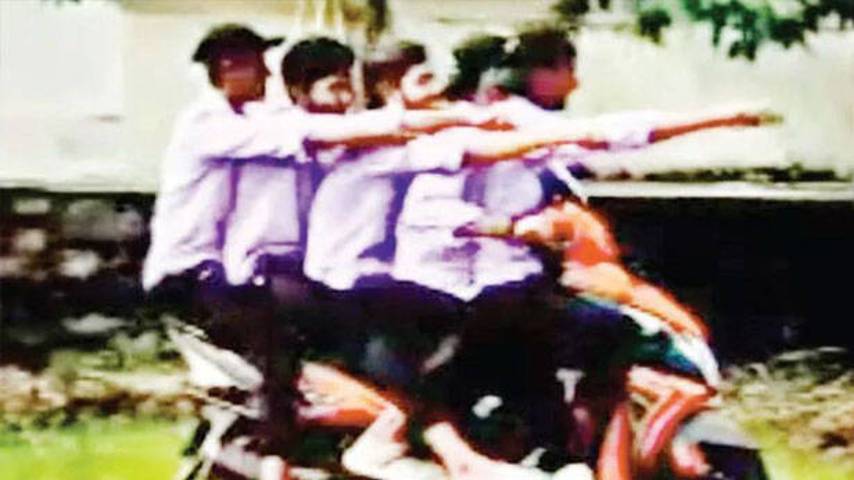 Five students travel on a scooter; Motor Vehicles Department with action