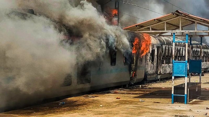 protest in bihar against agneepath