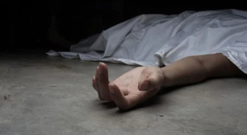Autorickshaw driver kills minor daughters