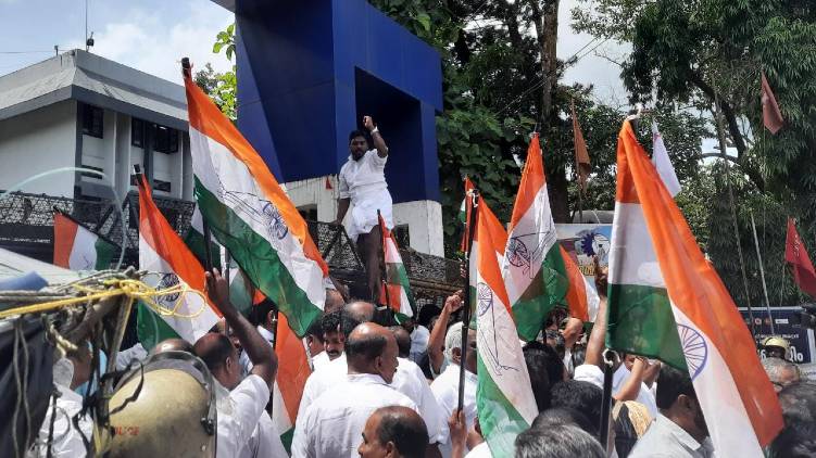 protests against CM resignation