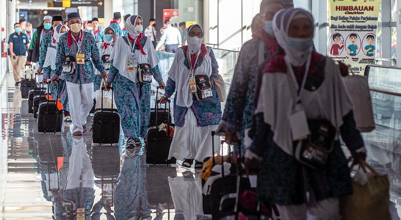 foregin hajj pilgrims begin arriving in saudi