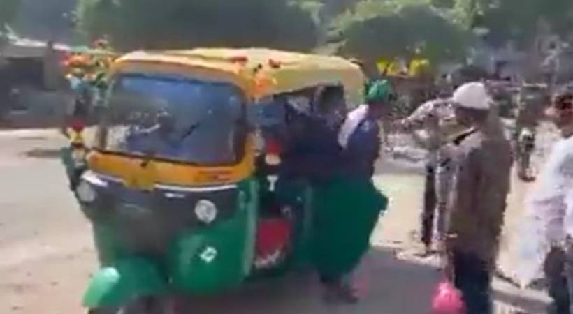 27 passengers in autorikshaw video