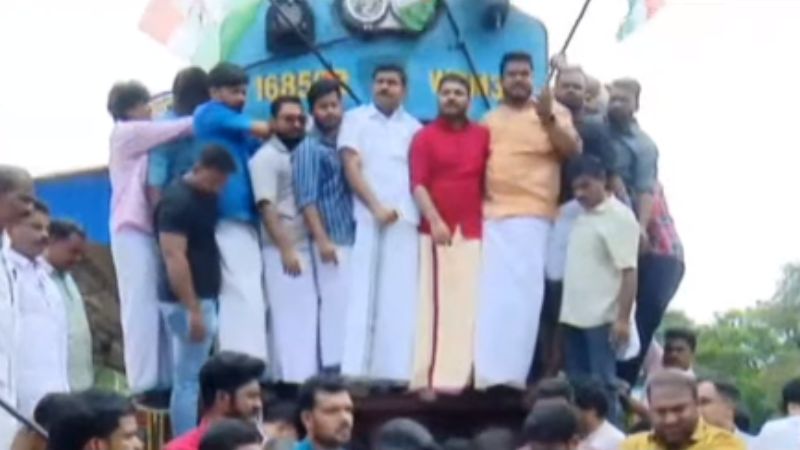 sonia gandhi presented at ED office youth congress protest