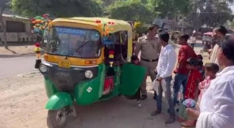UP police seize auto carrying 27 people
