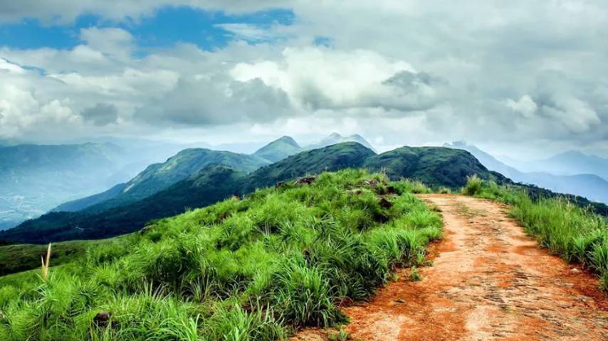 Tourists are stuck in Ilavizhapoonchira