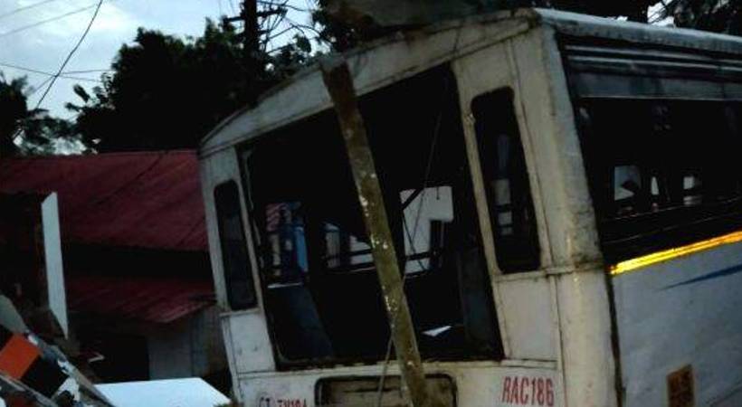 KSRTC bus broke electricity post and private person's wall