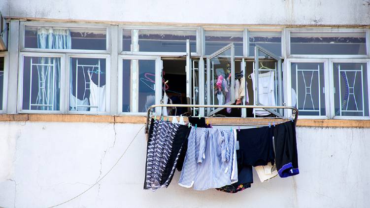 Draft law to impose KD 500 fine for hanging clothes on balconies