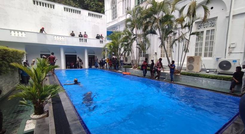 protestors bath in srilankan president residence swimming pool