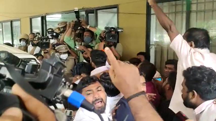 Clash between Youth Congress workers and police at shangumugham ACP Office
