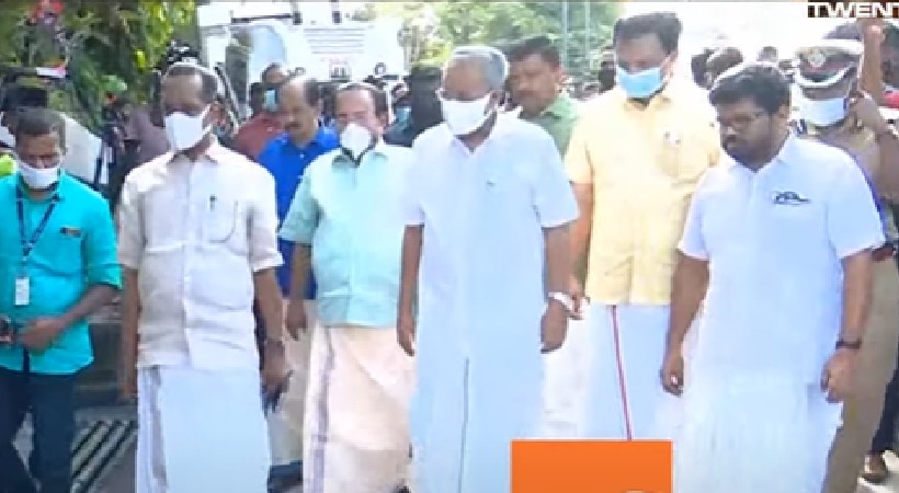 akg centre attack pinarayi vijayan