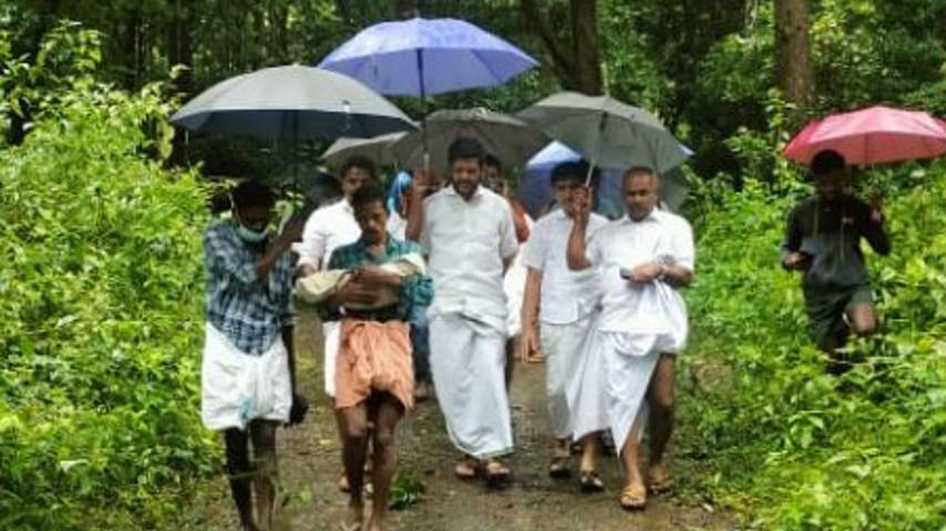 father walked 2 km with his baby’s body in attappadi; Collector will visit Murugala ooru