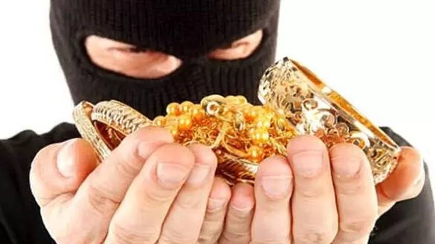 woman was abducted and her gold jewelery stolen
